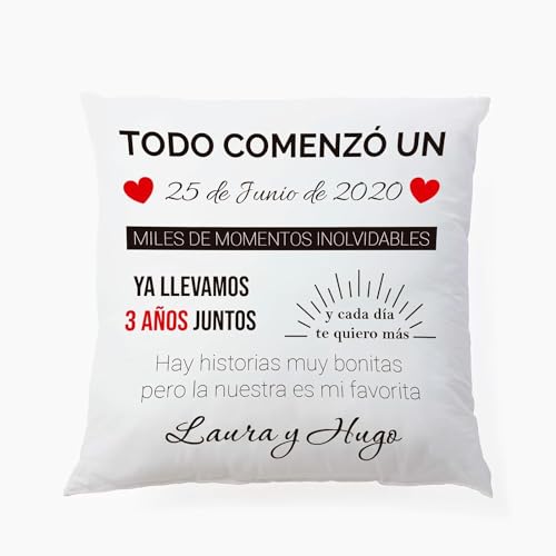 Adri Coj&iacute;n Personalizado con Relleno, con Fecha de Aniversario &ndash; Regalo Original para Parejas,...